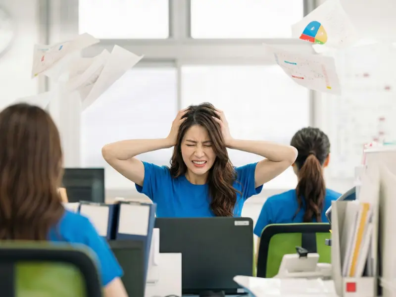 書類に追われるビジネスパーソン