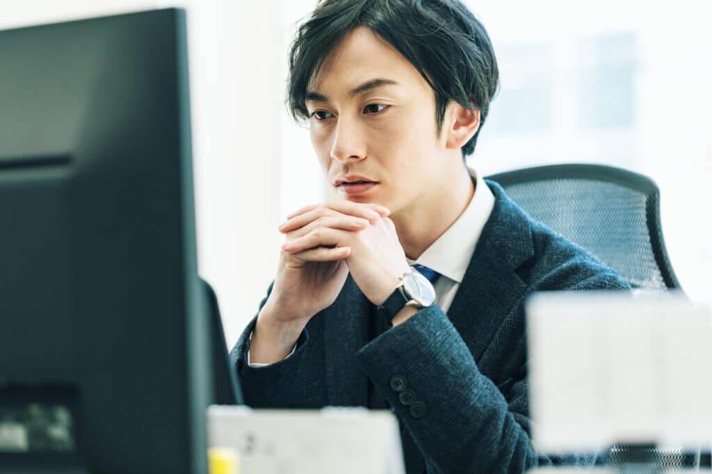 考える男性